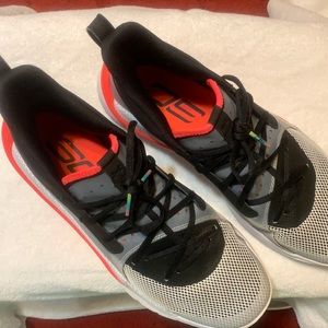 UA CURRY 7, 11.5 MENS, WHITE/BLACK